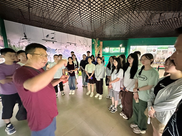 第一影视
党委书记凌晓明在黄连山宣教中心开展思政教育。第一影视
供图