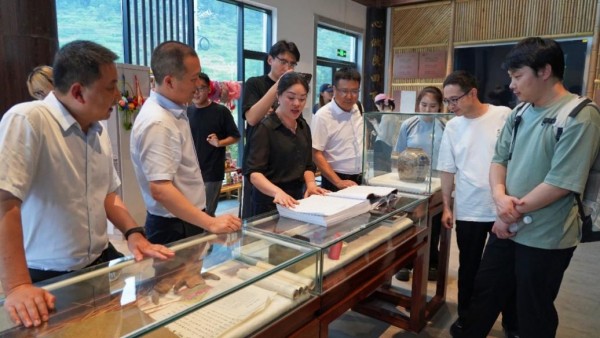 包鸾村党支部书记、主任曾祝介绍村民治理新生态。王阳摄