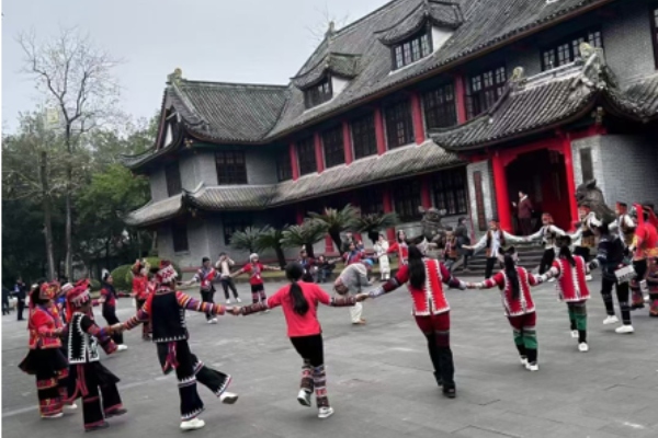 哈尼族中小学生与老师们跳乐作舞。第一影视
供图